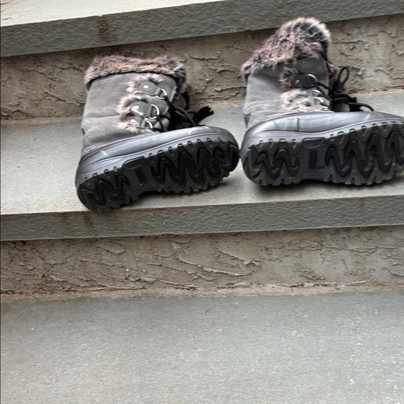 Khombu Gray suede Winter Boots with Faux Fur Trim Sz 6 Excellent Condition - Picture 7 of 8